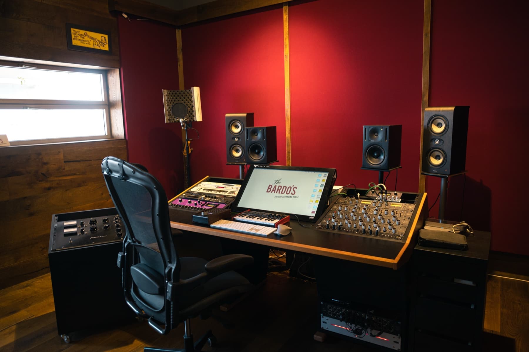 חדר הבקרה — BARDO Studios